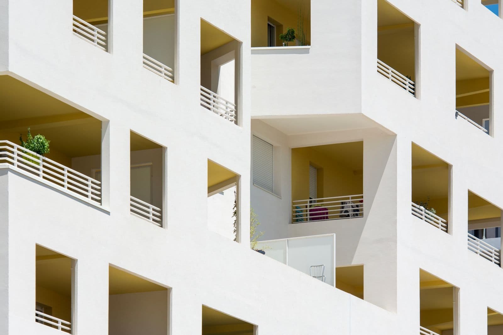 Façade d'un immeuble collectif d'habitation aux nombreux balcons